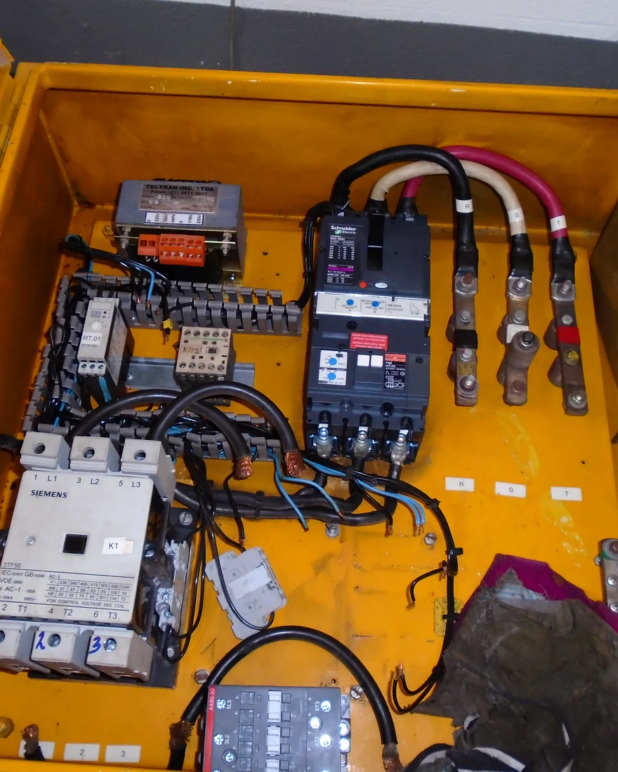 Quadro elétrico industrial montado pela Imperial Serviços